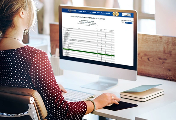 Девушка за компютером